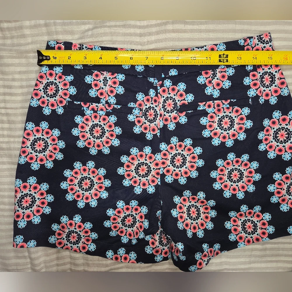 Crown & Ivy shorts SIZE 2 Womens preppy medallion navy like new - Picture 3 of 5
